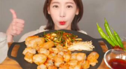 韩国小姐姐吃牛肉片泡菜,小姐姐的牛肉片泡菜美味时光